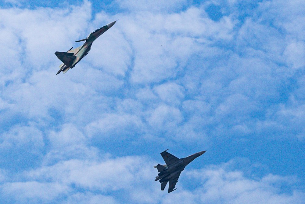 Su-30MK2 fighter jet performs at the Vietnam International Defense Exhibition 2024. Photo: Hai Nguyen