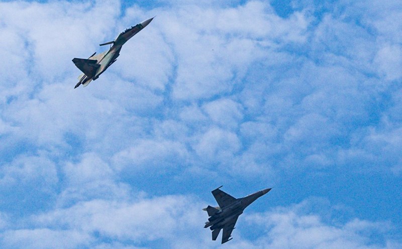 Su-30MK2 fighter jet performs at the Vietnam International Defense Exhibition 2024. Photo: Hai Nguyen