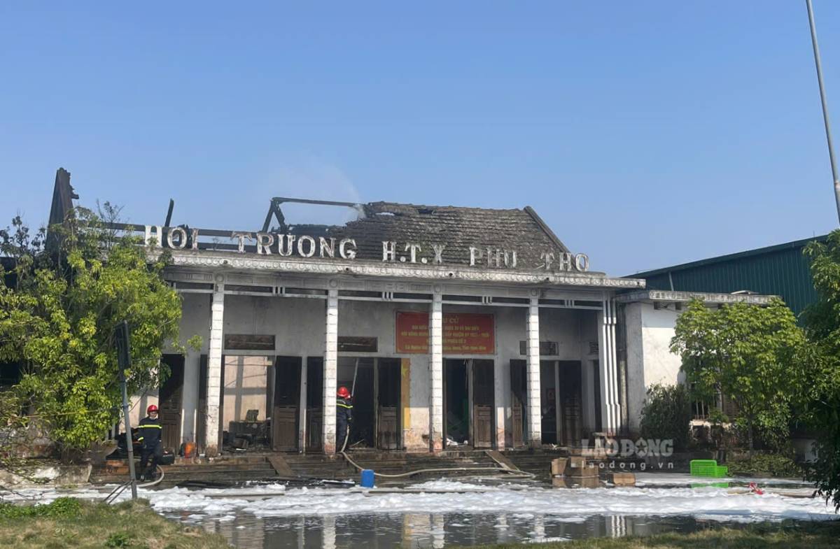 Fire at a warehouse of a leather shoe company in Nam Dinh. Photo: Provided by local people