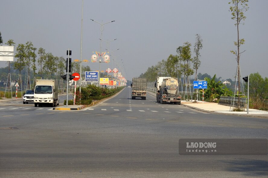 Đường Hùng Vương đoạn đường nối ào Nút giao IC9 cao tốc Nội Bài - Lào Cai. Ảnh: Tô Công.