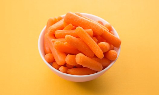 Yến mạch, cà rốt... là những thực phẩm giàu chất xơ hòa tan, không chỉ hỗ trợ giảm mỡ nội tạng mà còn cải thiện sức khỏe tổng thể. Ảnh đồ họa: Đinh Đinh.