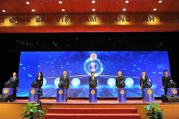 Delegates press the button to launch the Electronic Information Portal for e-commerce taxpayers. Photo: General Department of Taxation