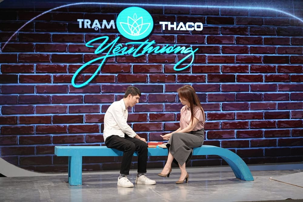 Blind man Phung Van Minh is a guest on the show "Love Station". Photo: VTV