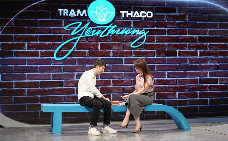 Blind man Phung Van Minh is a guest on the show "Love Station". Photo: VTV