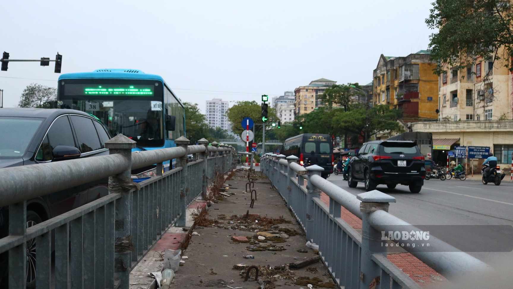 Cau Kim Nguu – Den Lu xuong cap tram trong, bi nut vo o nhieu hang muc. Anh: Phong vien.