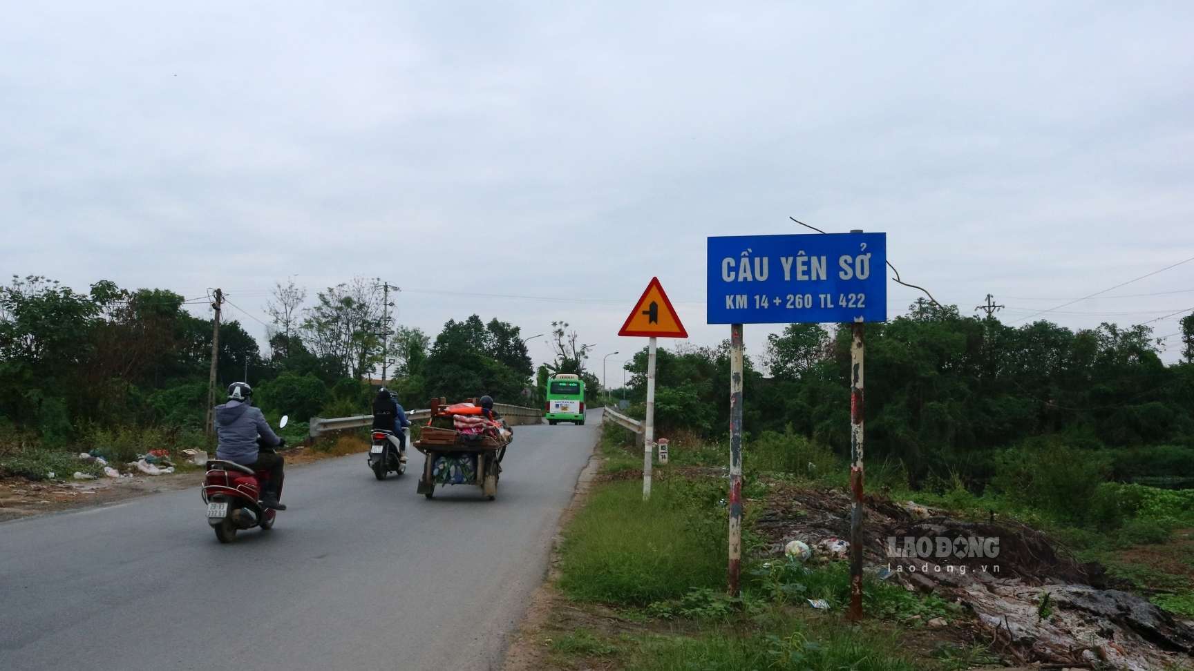 Cau Yen So (huyen Hoai Duc) Ha Noi du moi sua chua nhung da xuat hien nhieu o ga han tren mat cau. Anh: Phong vien