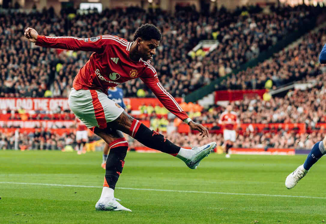 Rashford khong hai long sau khi bi gach ten khoi tran derby Manchester.  Anh: MUFC