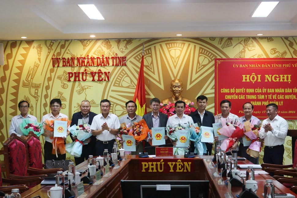 Vice Chairman of Phu Yen Provincial People's Committee Dao My handed over the decision to transfer the Medical Center to localities. Photo: Thuy Loan
