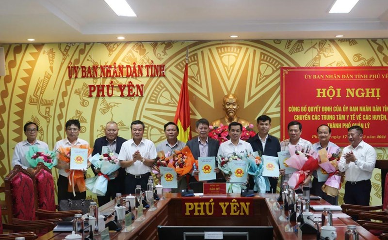 Vice Chairman of Phu Yen Provincial People's Committee Dao My handed over the decision to transfer the Medical Center to localities. Photo: Thuy Loan