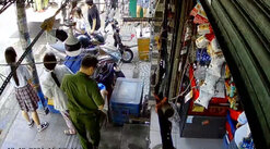 Công an quận Tân Phú đến tiệm tạp hóa của chị C để điều tra vụ việc chị bị hành hung. Ảnh: Ngọc Duy