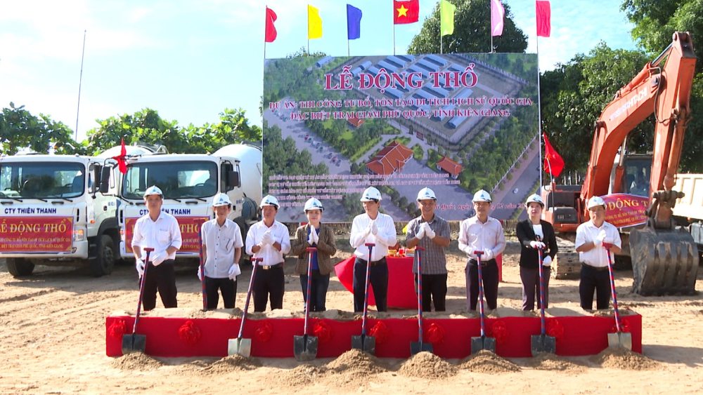 Delegates perform the groundbreaking ceremony at the groundbreaking ceremony of the project to restore and embellish the Phu Quoc Prison National Special Historical Site. Photo: Xuan Nhi