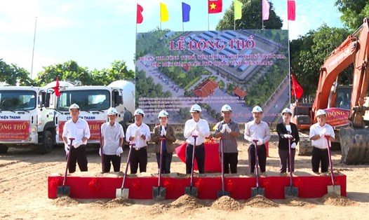 Các đại biểu thực hiện nghi thức động thổ tại lễ khởi công dự án tu bổ, tôn tạo Di tích lịch sử Quốc gia đặc biệt Trại giam Phú Quốc. Ảnh: Xuân Nhi