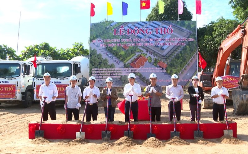 Delegates perform the groundbreaking ceremony at the groundbreaking ceremony of the project to restore and embellish the Phu Quoc Prison National Special Historical Site. Photo: Xuan Nhi
