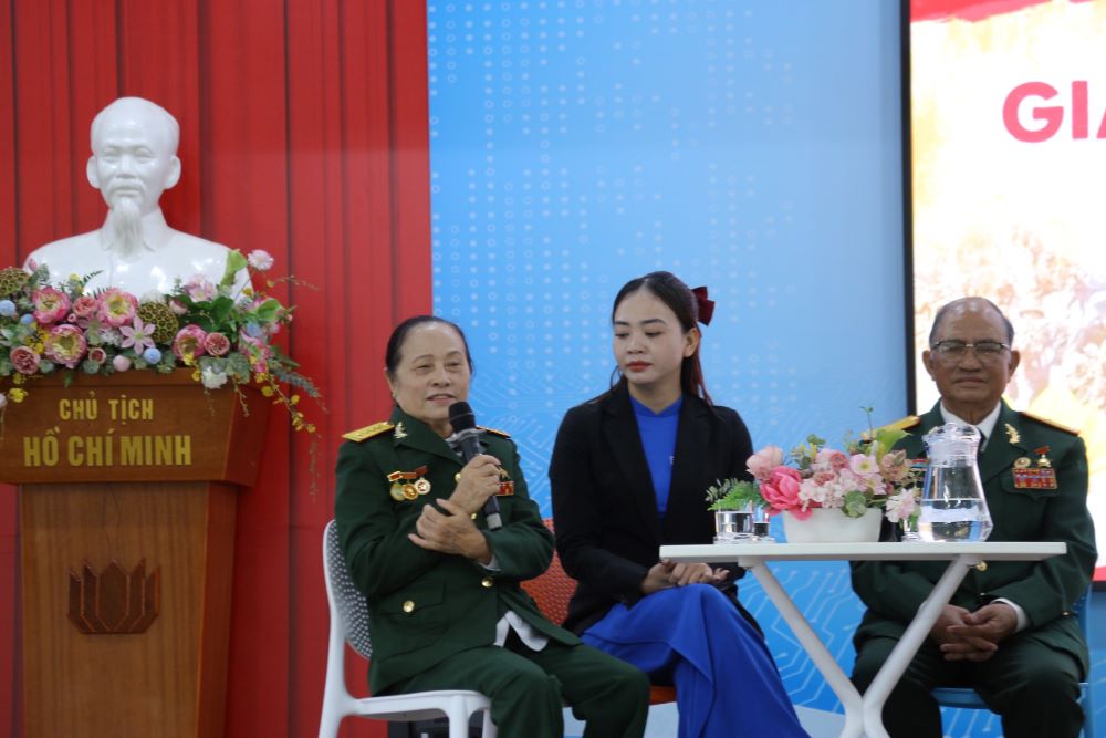 Historical witnesses moved when telling war stories. Photo: Tran Thi