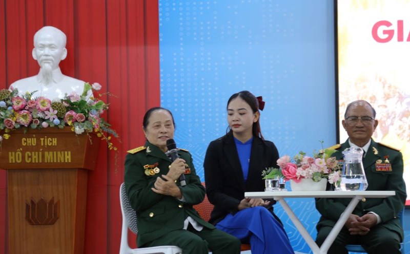 Historical witnesses moved when telling war stories. Photo: Tran Thi