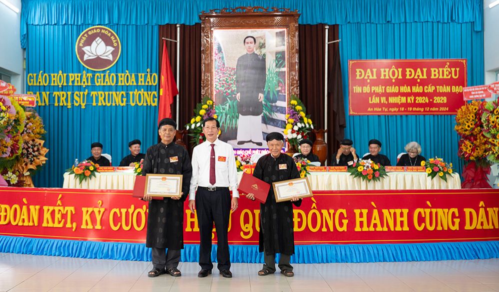 Pho Chu tich UBND tinh An Giang Le Van Phuoc tang Bang khen UBND tinh cho cac tap the co thanh tich xuat sac trong nhiem ky 2019 - 2024. Anh: Cong thong tin dien tu tinh An Giang
