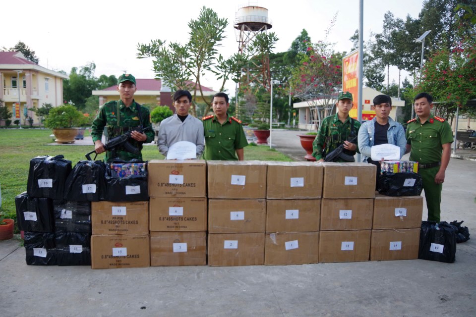 The subjects and evidence of 564 kg of smuggled fireworks were arrested. Photo: Provided by the police