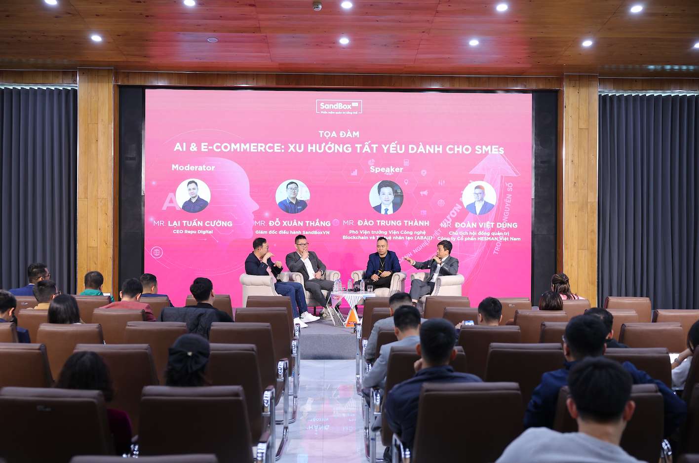 Tọa đàm: “AI & E-commerce: Xu hướng tất yếu cho SMEs” mang đến góc nhìn đa chiều và những định hướng giá trị cho hành trình chuyển đổi số của các doanh nghiệp tại Việt Nam hiện nay. Ảnh: Thạch Lam 