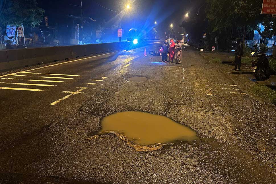 Scene of a fatal accident due to a pothole on National Highway 1A, passing through Binh Dinh. Photo: Anh Dung