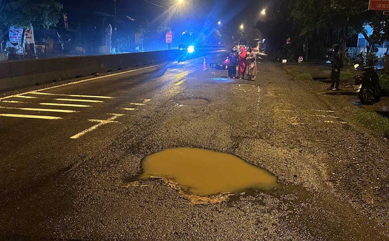 Scene of a fatal accident due to a pothole on National Highway 1A, passing through Binh Dinh. Photo: Anh Dung
