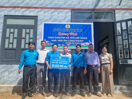 Ea Sup District Labor Federation presents "Union Shelter" to union members in difficult circumstances. Photo: Bao Trung