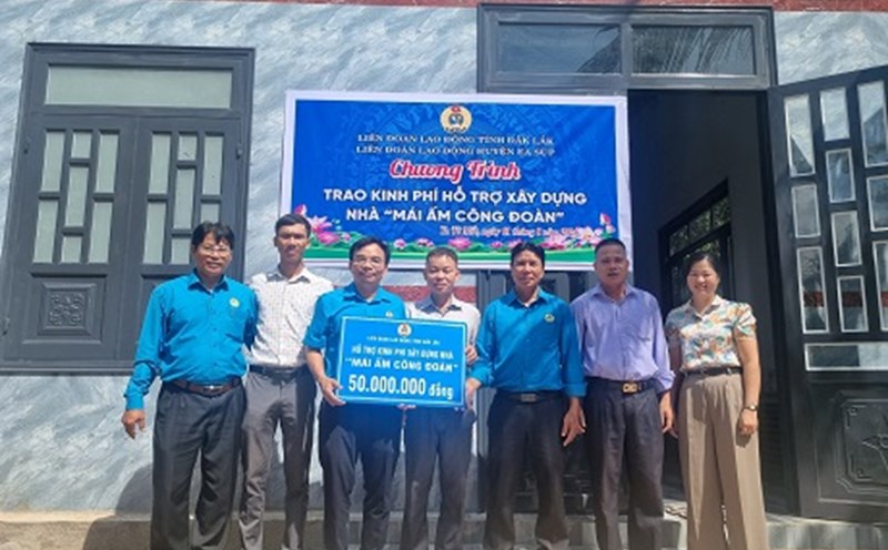 Ea Sup District Labor Federation presents "Union Shelter" to union members in difficult circumstances. Photo: Bao Trung