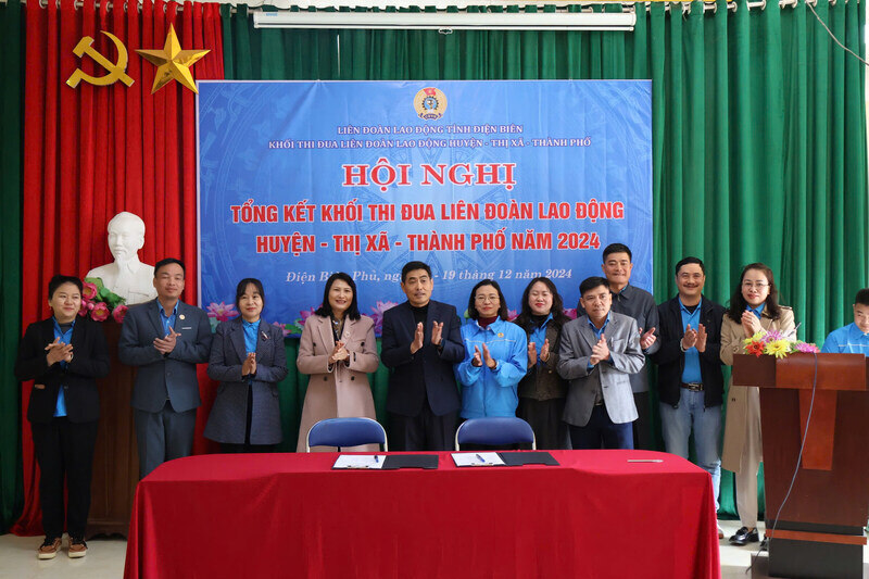 The emulation bloc of the Labor Federation of 10 districts, towns and cities in Dien Bien signed an emulation agreement for 2025. Photo: Minh Thuan