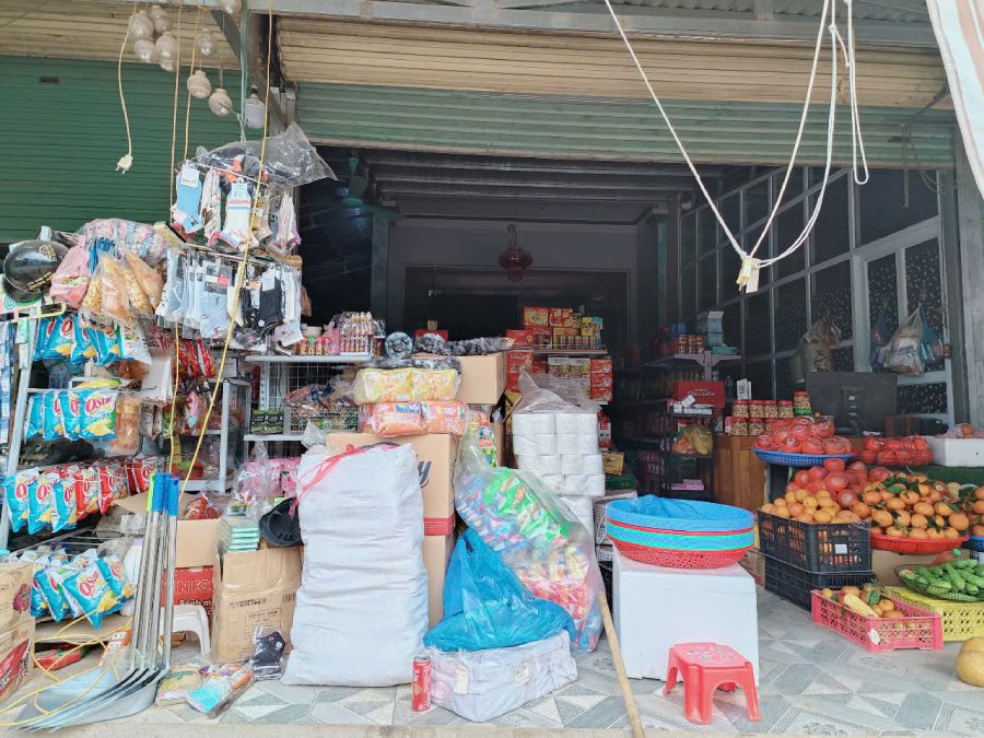 After quitting his job, running a grocery store and repairing phones helped Mr. Toan be proactive with his time and have a decent income. Photo: Provided by the character