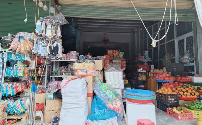 After quitting his job, running a grocery store and repairing phones helped Mr. Toan be proactive with his time and have a decent income. Photo: Provided by the character