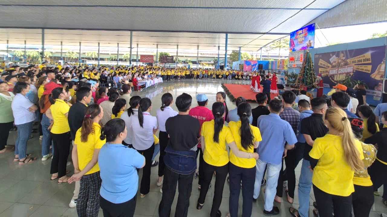 Hwaseung Vina Co., Ltd. gives Lunar New Year 2025 bonus of 1 month salary. Photo: HAC