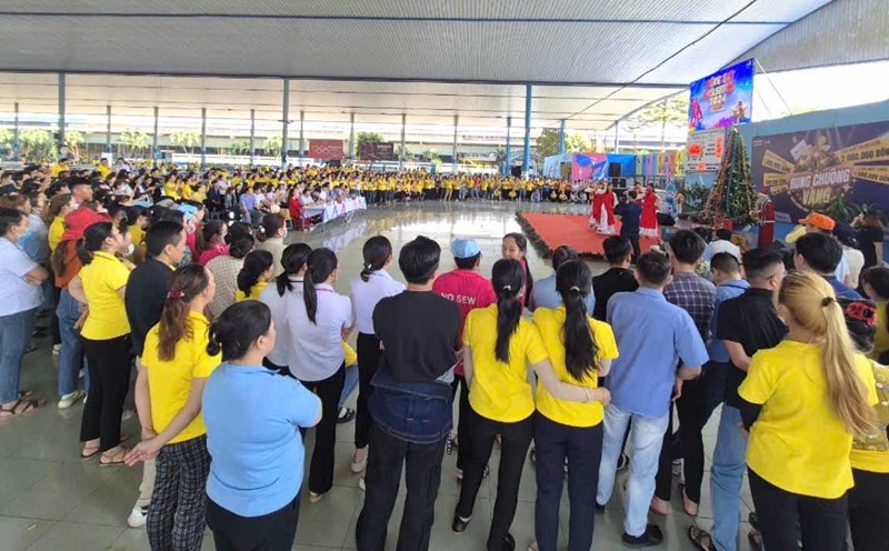 Hwaseung Vina Co., Ltd. gives Lunar New Year 2025 bonus of 1 month salary. Photo: HAC