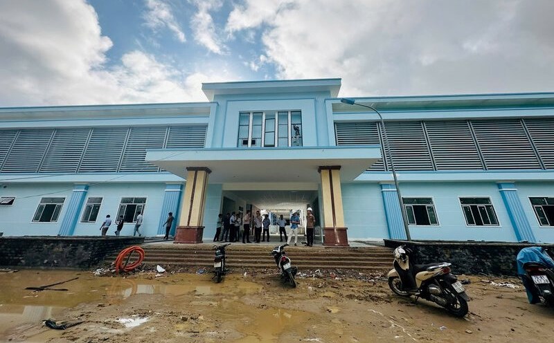 Mo Duc District Medical Center, Quang Ngai Province has been invested in new construction and expansion. Photo: Vien Nguyen