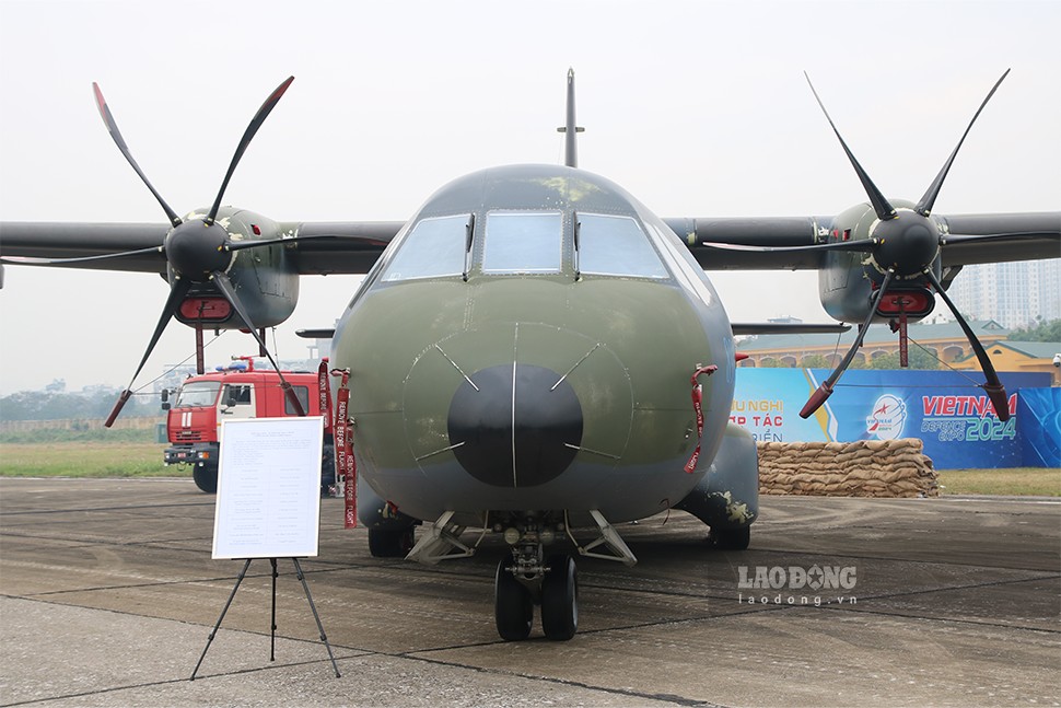 May bay C-295M duoc dung cho viec van tai quan su tam trung va ngan. Anh: T.Vuong