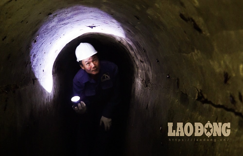 Workers inspect the French-built arched sewer system in the center of Ho Chi Minh City. Photo: Anh Tu