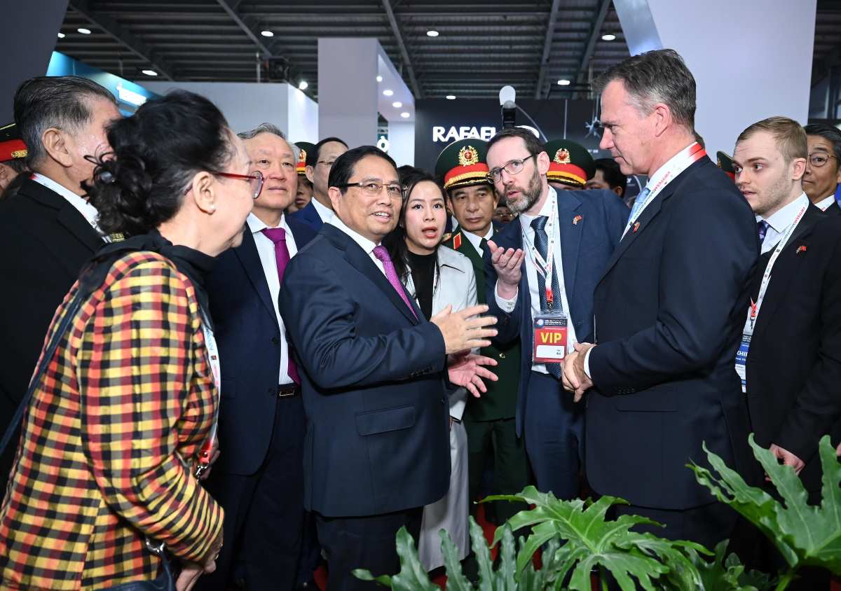 British Ambassador Iain Frew introduces the UK's display space at the Vietnam International Defence Exhibition 2024 to Prime Minister Pham Minh Chinh. Photo: British Embassy