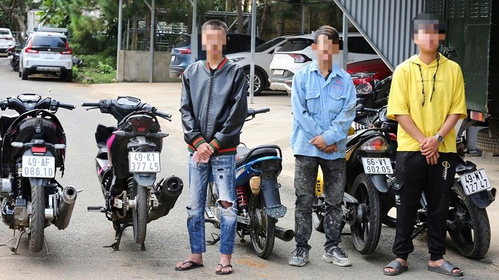 Lực lượng chức năng phát hiện và xử lý nhóm thanh, thiếu niên sử dụng xe máy độ, chế trái phép. Ảnh: Công an cung cấp