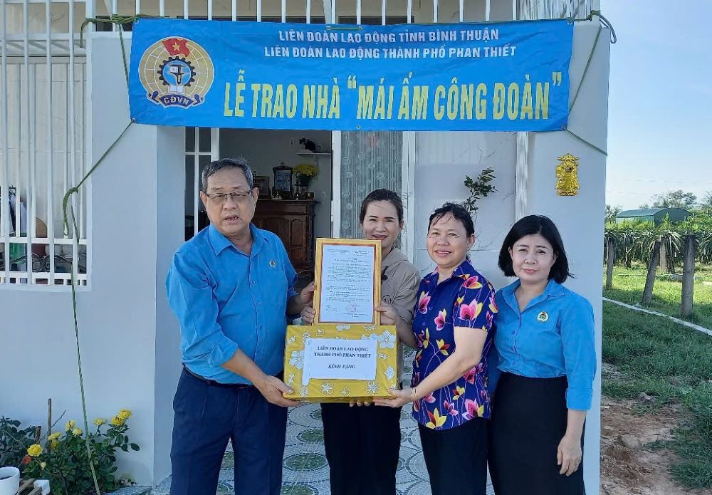 Trao “Mái ấm Công đoàn” cho đoàn viên Huỳnh Thị Thanh Vân. Ảnh: LĐLĐ Phan Thiết