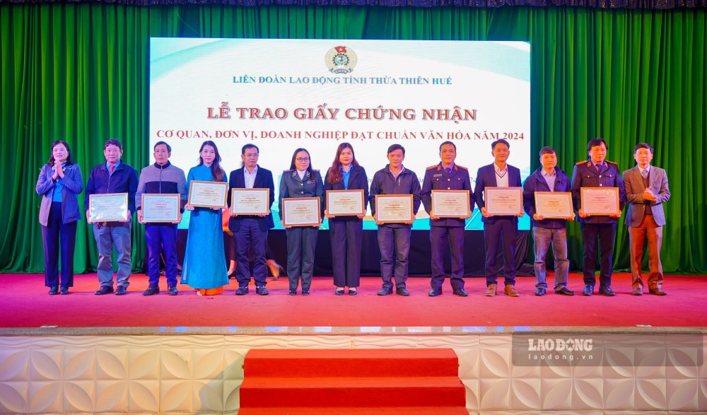 The Thua Thien Hue Provincial Federation of Labor awarded certificates of cultural standards in 2024 to 73 collectives. Photo: Nguyen Luan
