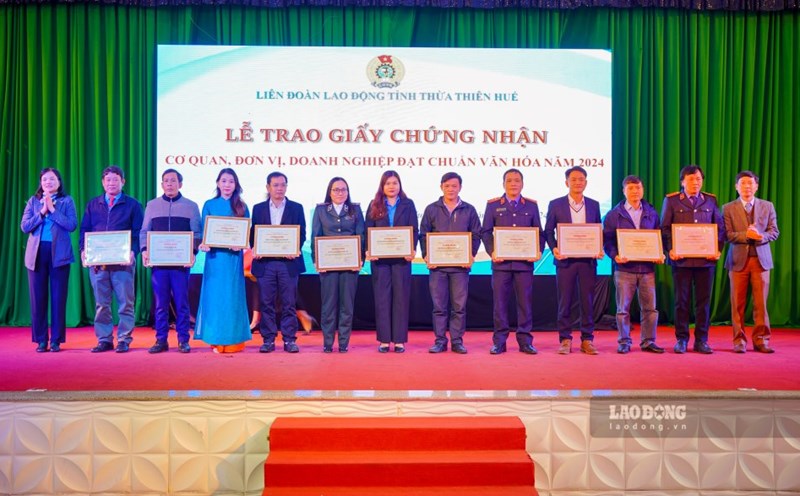 The Thua Thien Hue Provincial Federation of Labor awarded certificates of cultural standards in 2024 to 73 collectives. Photo: Nguyen Luan