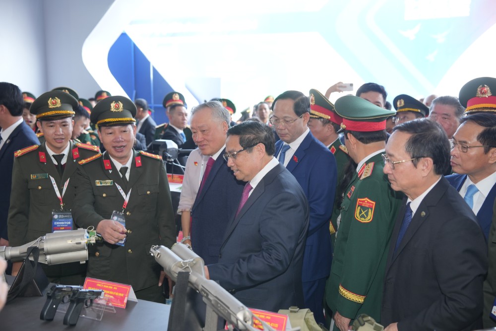 Prime Minister Pham Minh Chinh and delegates visit the Exhibition Area of ​​Achievements in Building the People's Armed Forces and Building the National Defense. Photo: Hai Nguyen