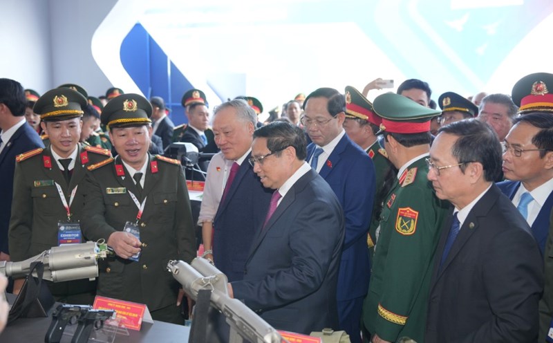 Prime Minister Pham Minh Chinh and delegates visit the Exhibition Area of Achievements in Building the People's Armed Forces and Building the National Defense. Photo: Hai Nguyen