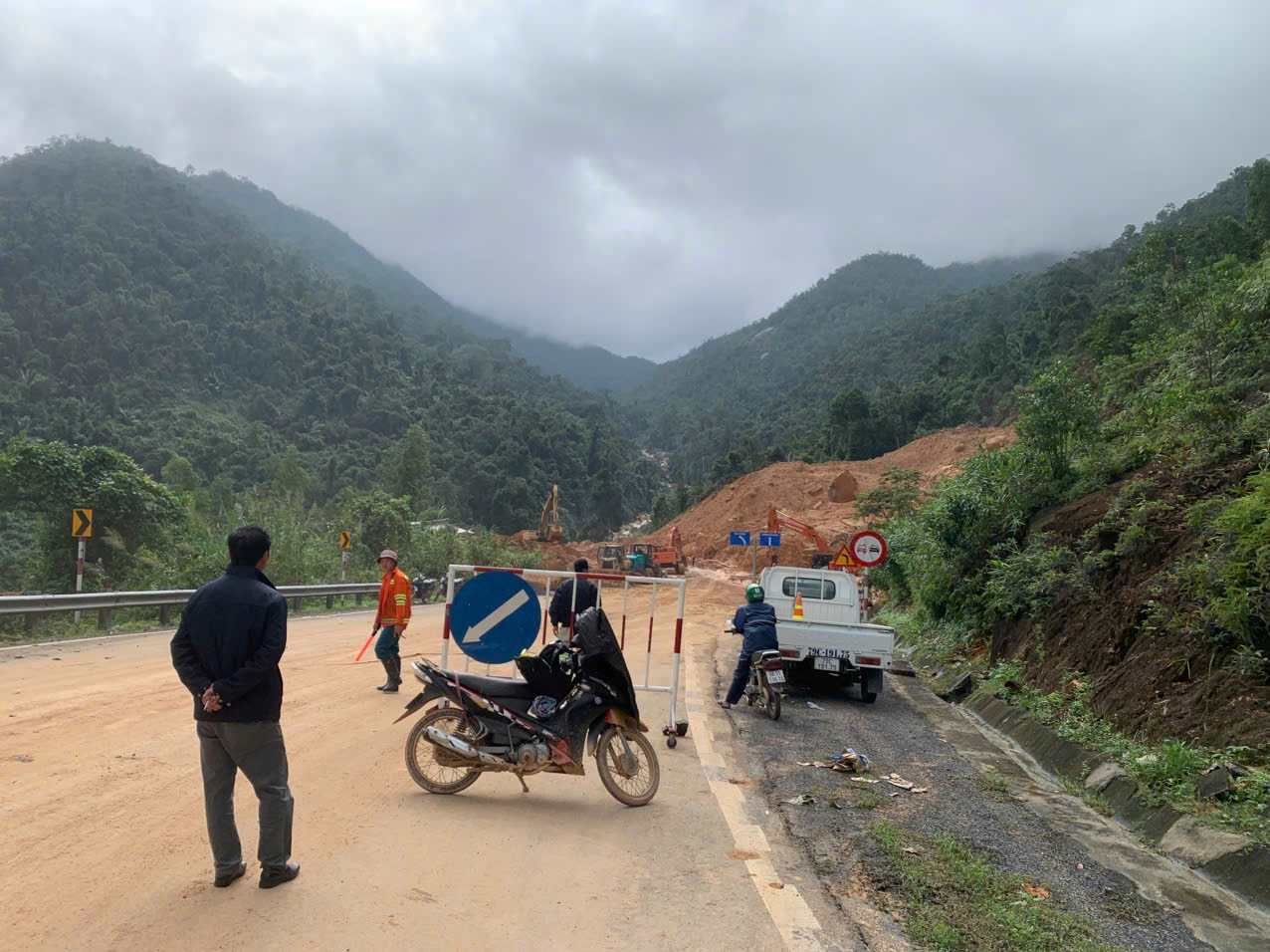 Authorities are still setting up checkpoints on Khanh Le Pass. Photo: Khanh Hoa Department of Transport