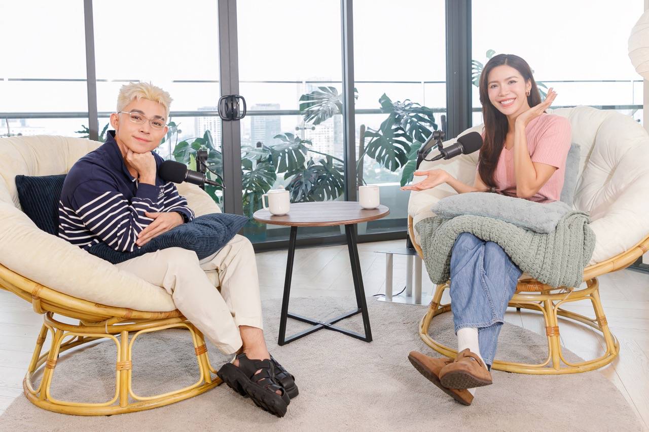 Jun Pham's brother chats with Minh Tu. Photo: Producer.