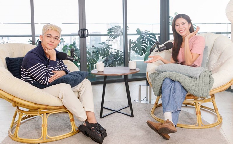 Jun Pham's brother chats with Minh Tu. Photo: Producer.
