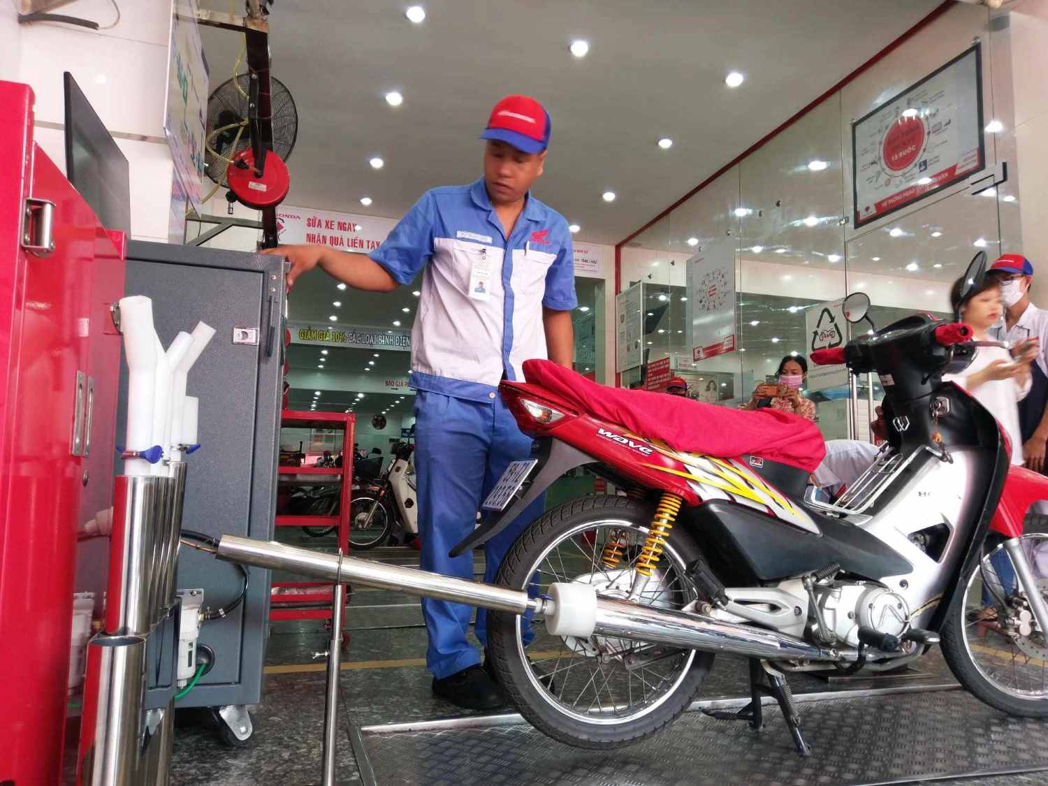 Motorcycle emissions testing at a dealership in Ho Chi Minh City. Photo: Minh Quan