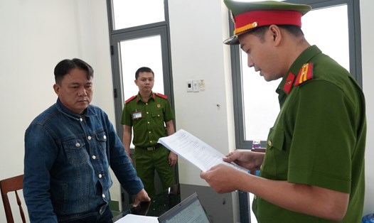 Bùi Phụ Đạt, tức Cu Đực, bị Cảnh sát hình sự Công an tỉnh Quảng Ngãi bắt giữ về hành vi cưỡng đoạt tài sản. Ảnh: Công an Quảng Ngãi