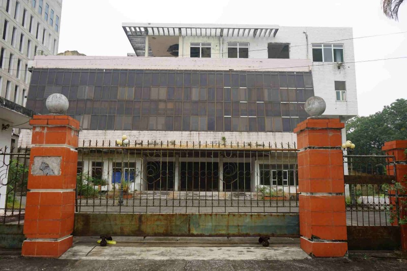 A public housing headquarters has been abandoned for many years in Thanh Hoa. Photo: Quach Du