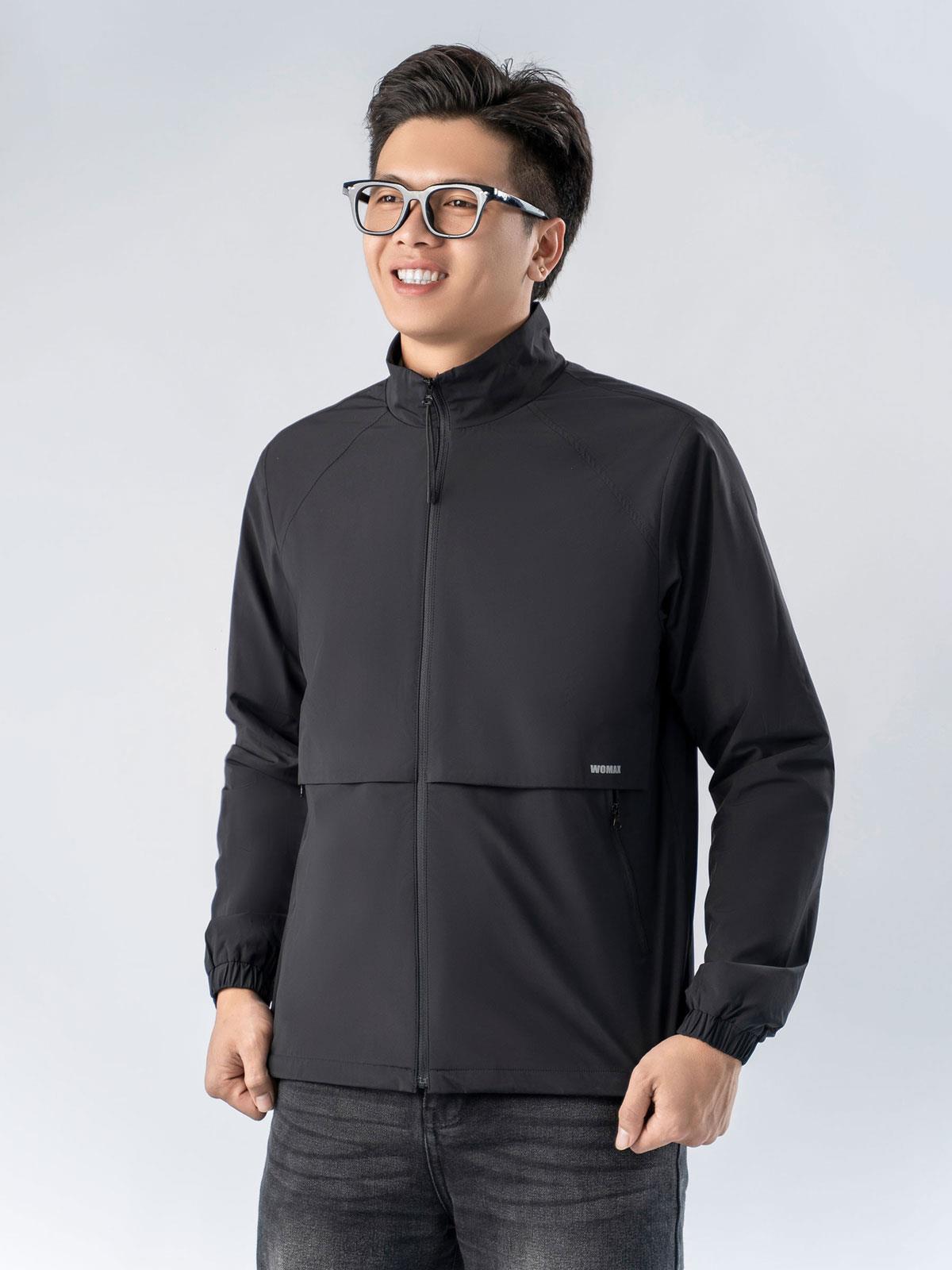 Dong san pham ao khoac cua Womax su dung chat lieu Polyester co kha nang chong nuoc, do ben cao, dinh hinh form dang tot, han che nhan nhau. Anh: Womax