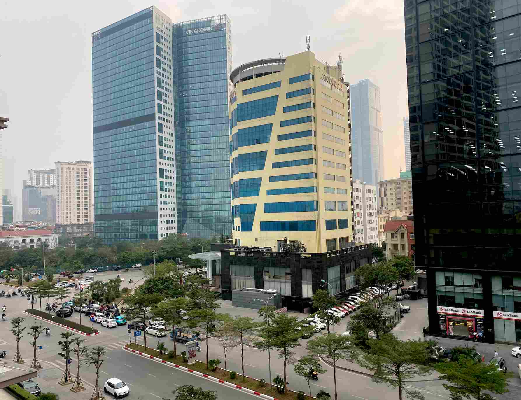 Hanoi's pilot ban on certain types of polluting gasoline cars and motorbikes will help reduce the concentration of fine dust and other toxic substances in the air. Photo: Tuyet Lan