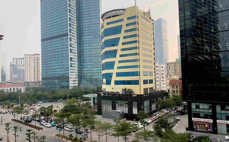 Hanoi's pilot ban on certain types of polluting gasoline cars and motorbikes will help reduce the concentration of fine dust and other toxic substances in the air. Photo: Tuyet Lan